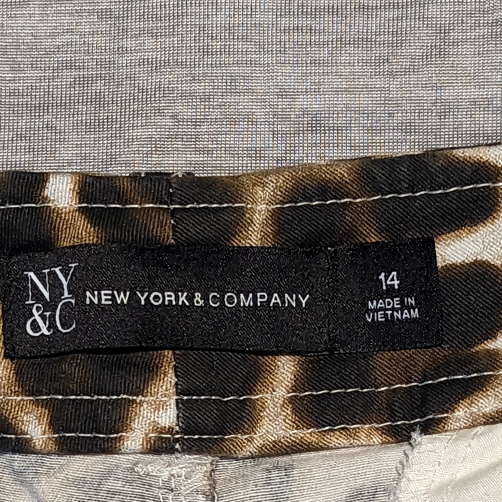 NY&C, New York and Company cute leopard pin-up (pin up) shorts. Size 14 - Picture 3 of 4
